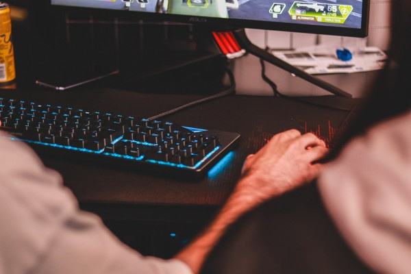 Стриминг на YouTube или Twitch: какая платформа лучше? Стриминг на YouTube или Twitch: какая платформа лучше?