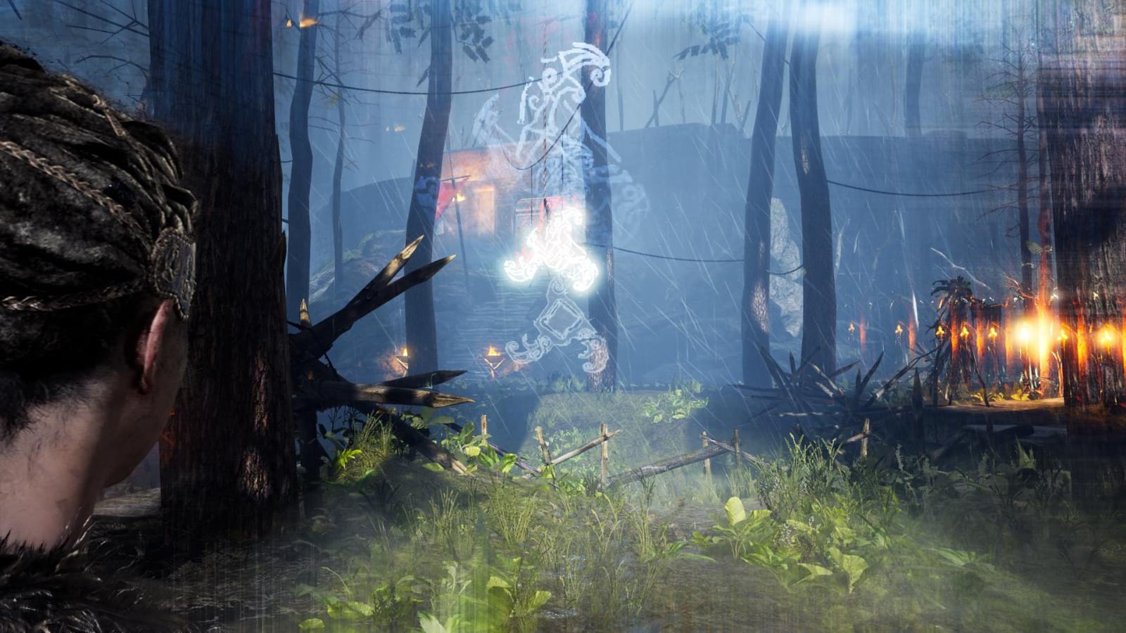 Сenua исследует дождливый лес в Hellblade: Senua’s Sacrifice