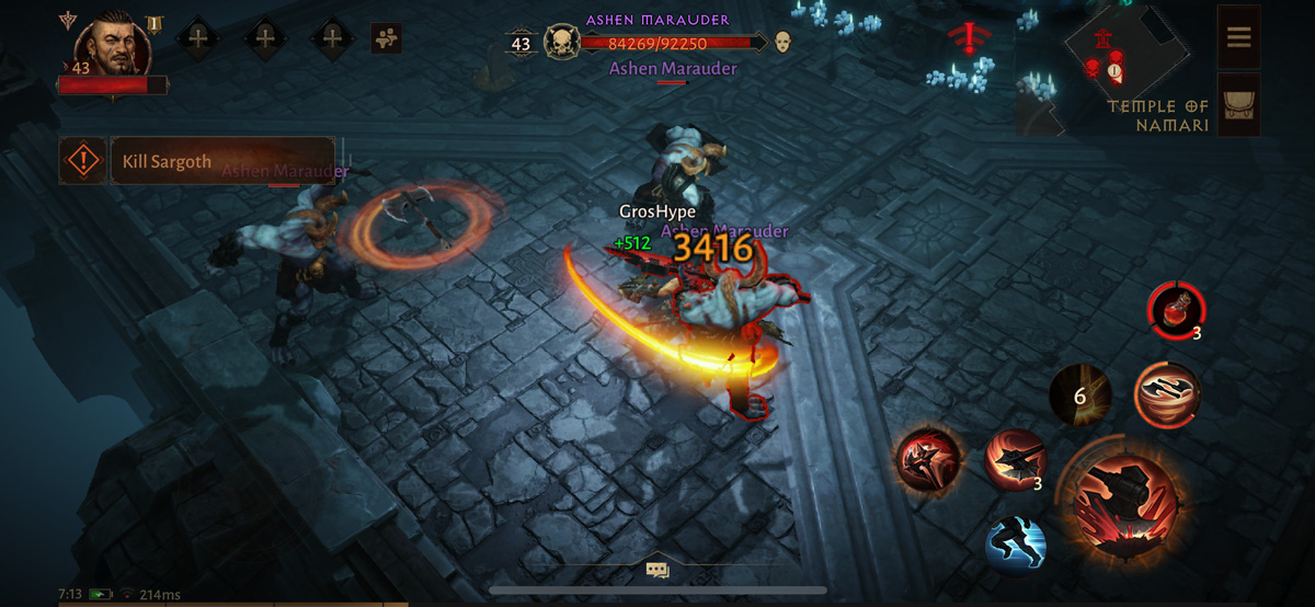 Игровой процесс Diablo Immortal: варвар сражается с мародёрами в подземелье