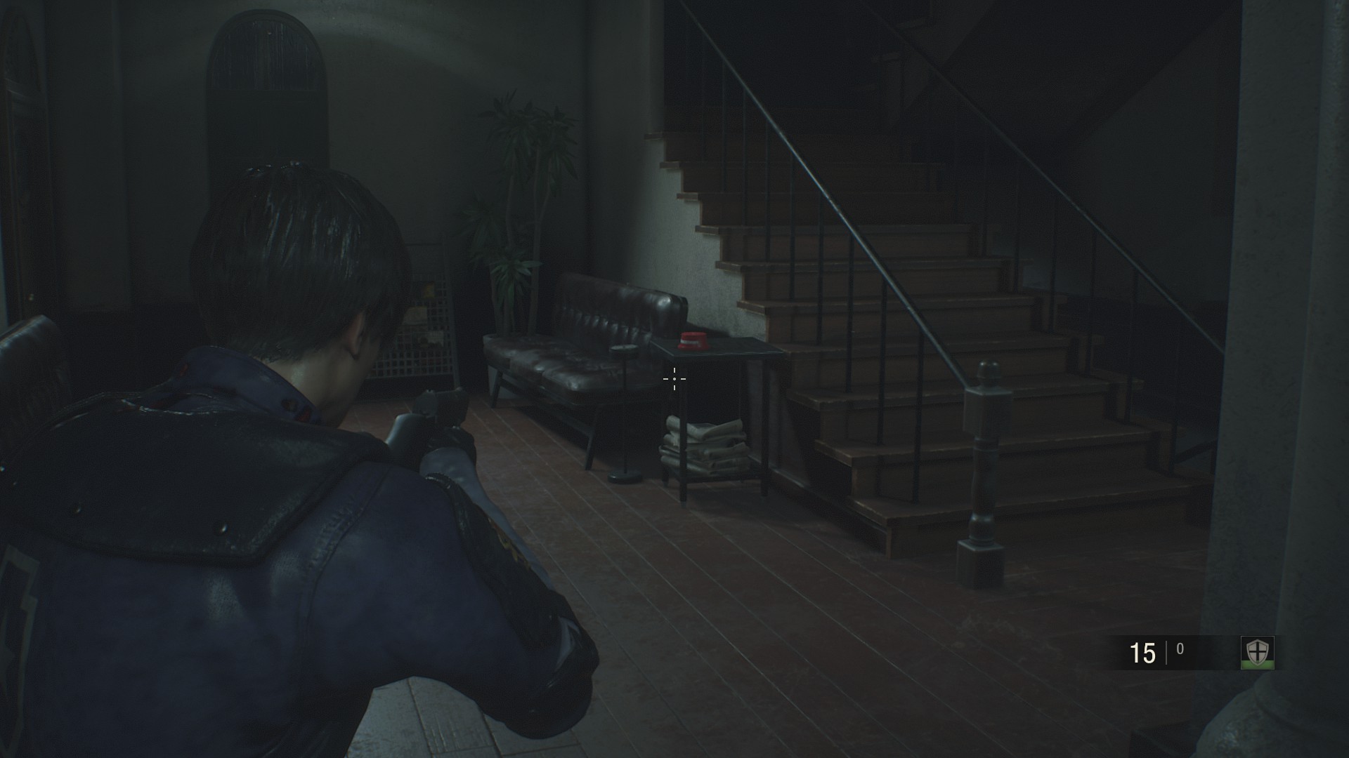 Леон исследует полицейский участок в Resident Evil 2
