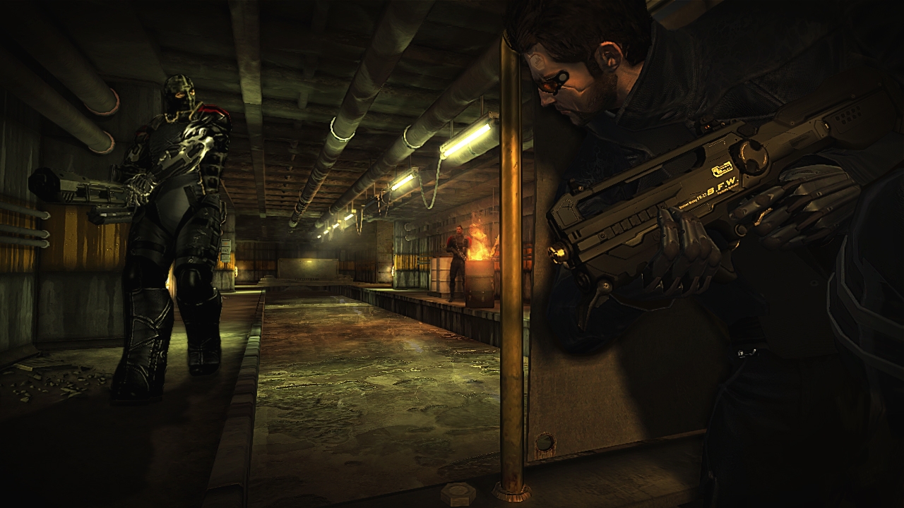 Адам Дженсен исследует охраняемый объект в Deus Ex: Human Revolution