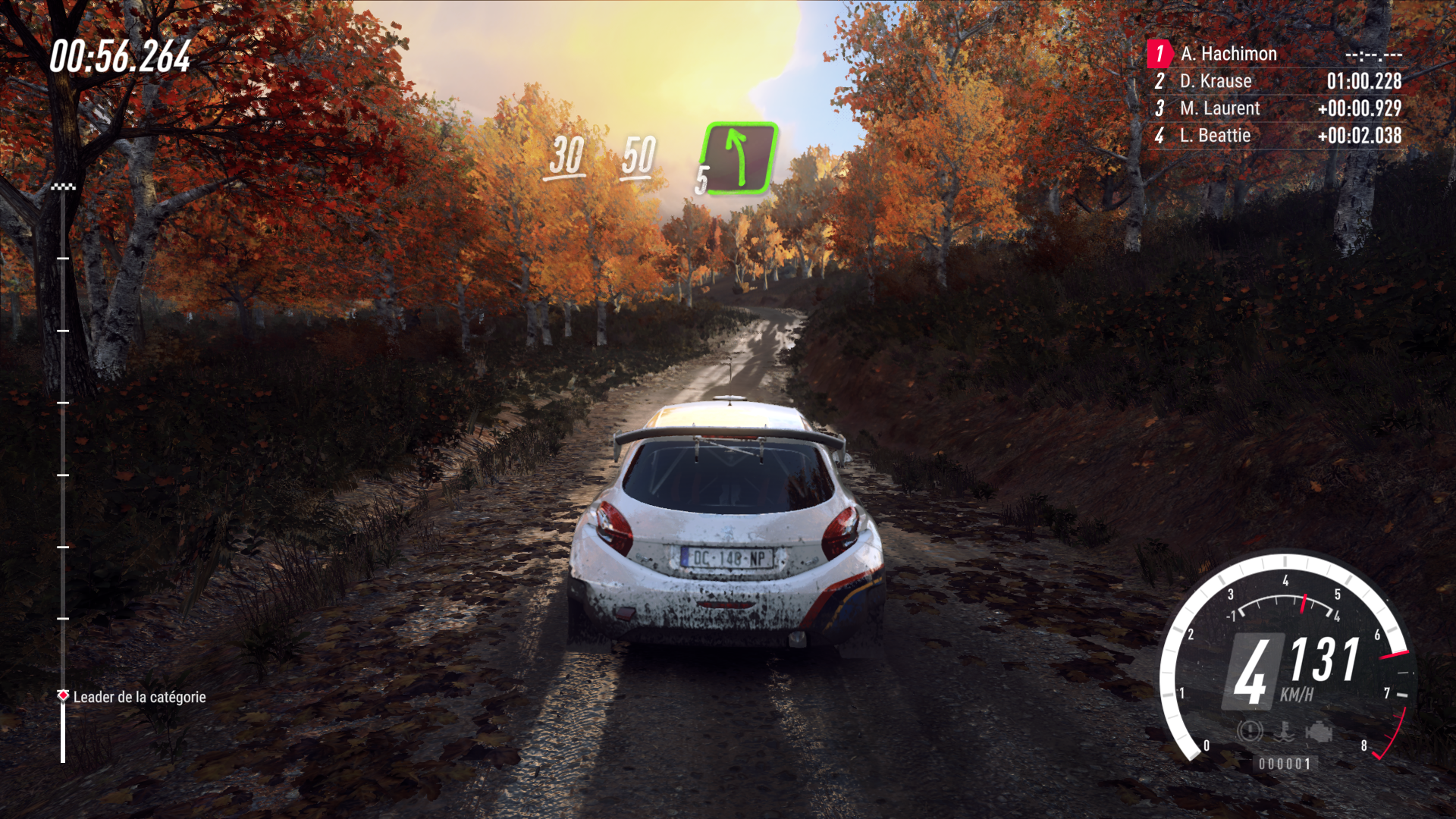 Раллийный автомобиль на лесном спецучастке в DiRT Rally 2.0