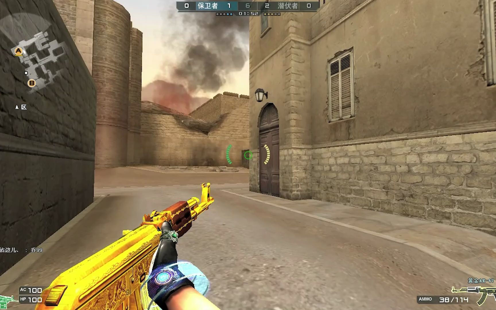Геймплей CrossFire — игрок с автоматом на пустынной карте
