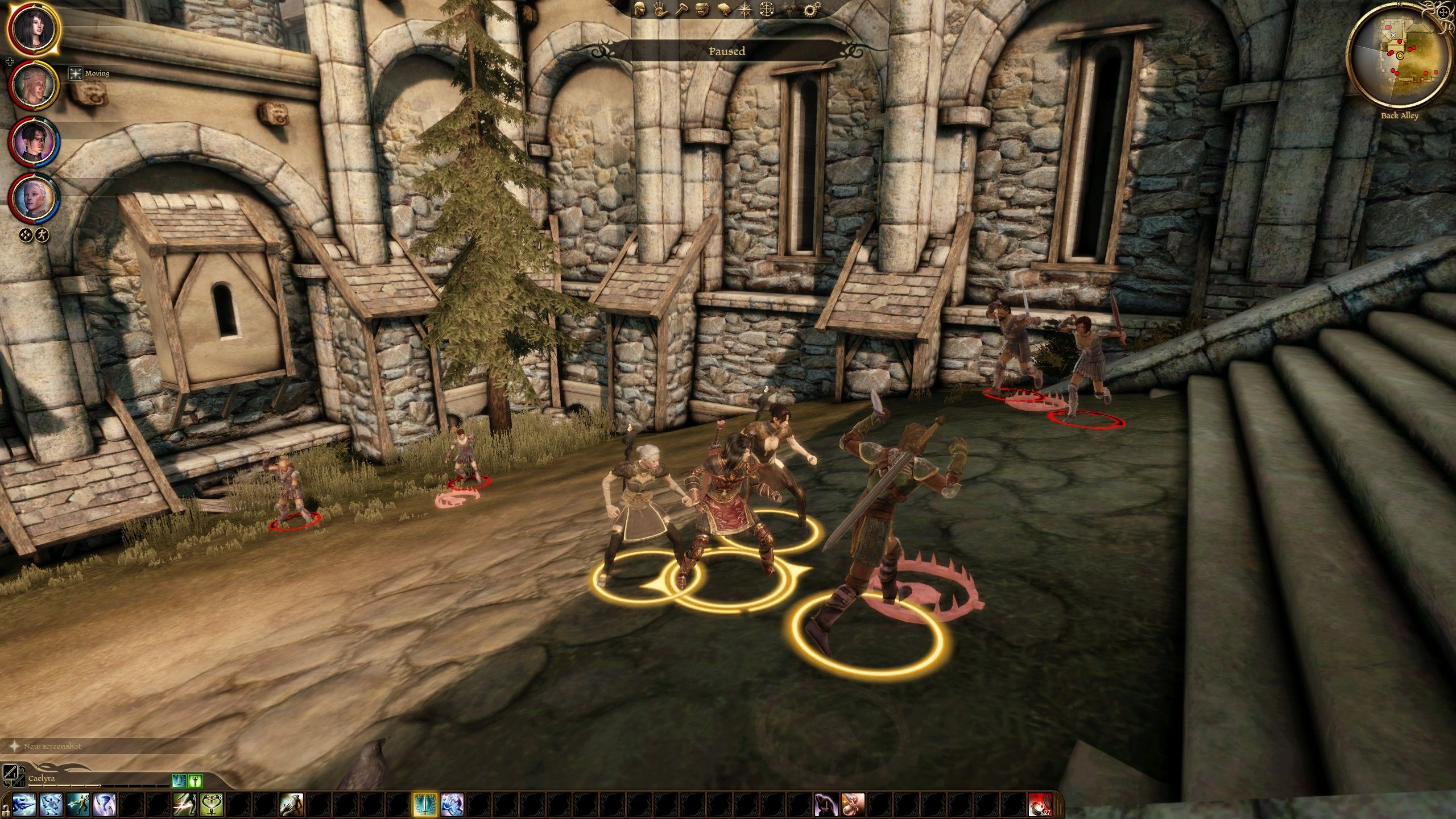 Отряд готовится к бою на городской улице в Dragon Age: Origins