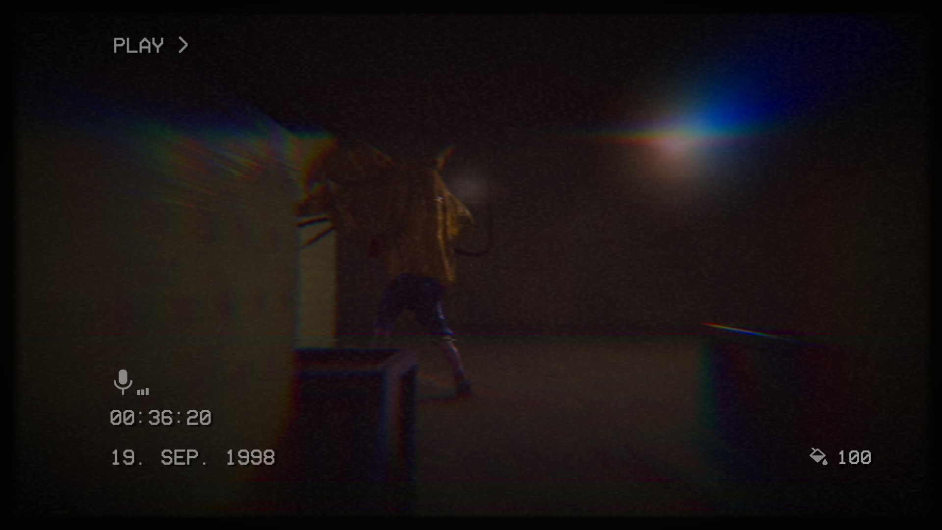 Геймплей The Backrooms 1998: исследование тёмного помещения с фонариком