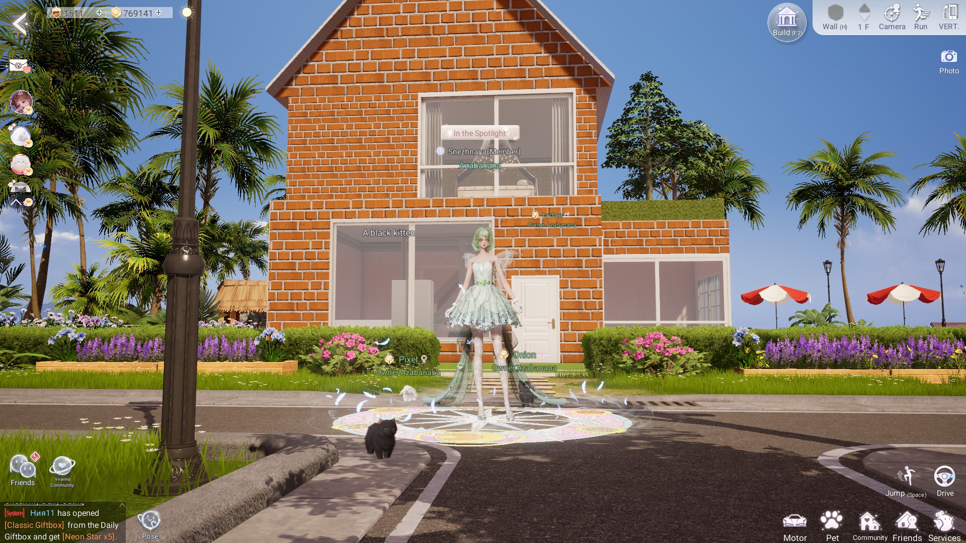 Игровой процесс Life Makeover: персонаж возле собственного дома