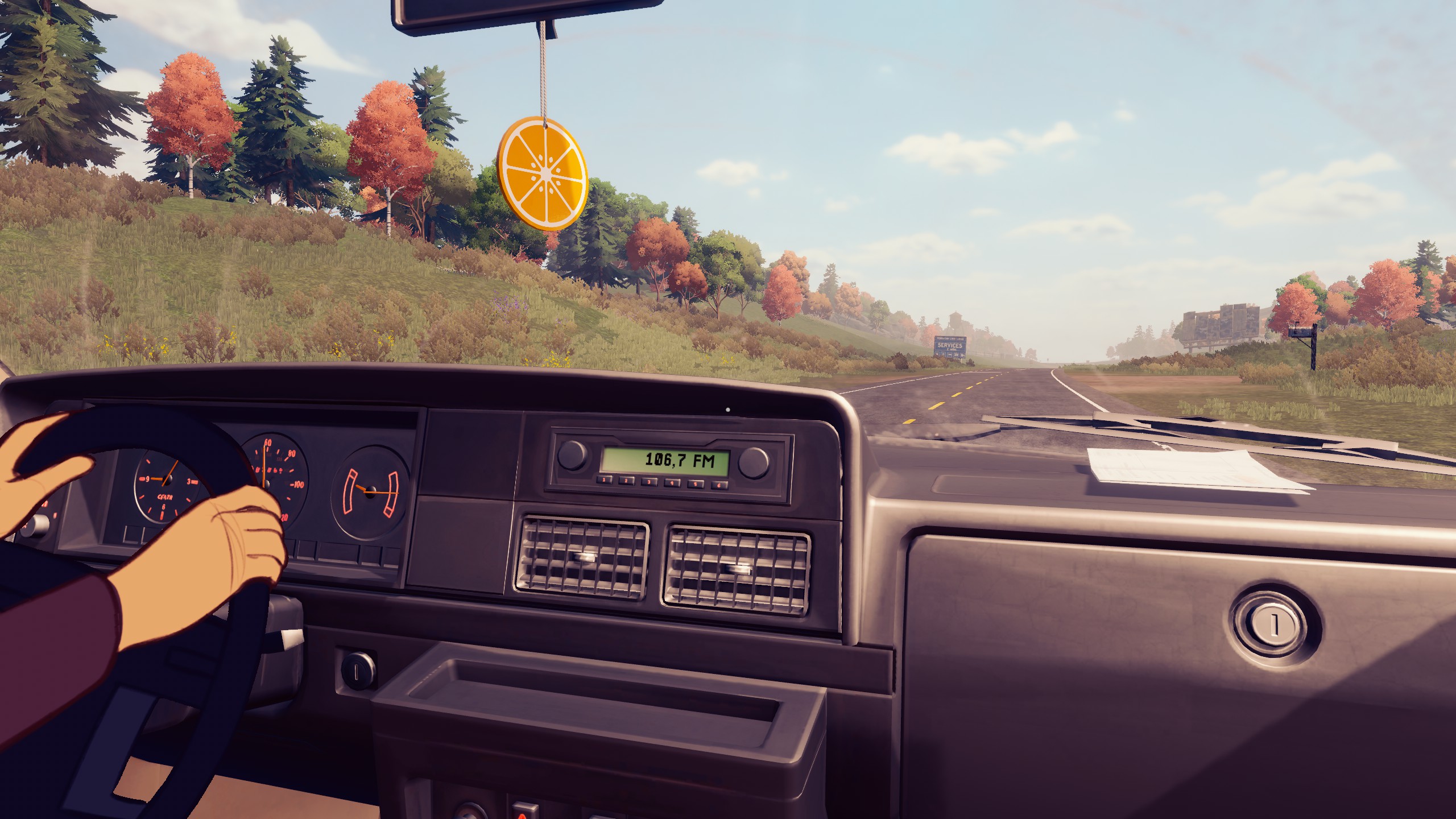 Вид из машины на осеннюю дорогу в Open Roads