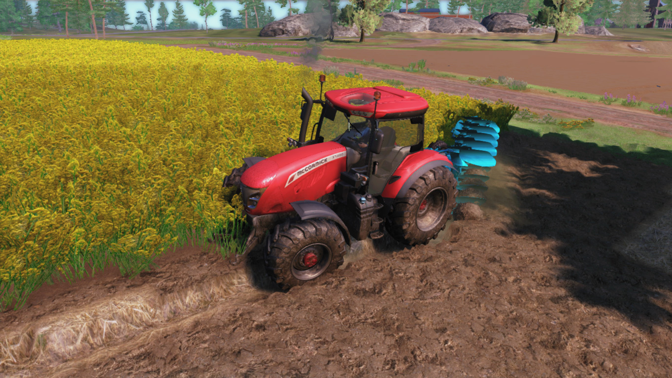 Farm Expert 2017 — красный трактор обрабатывает землю возле поля