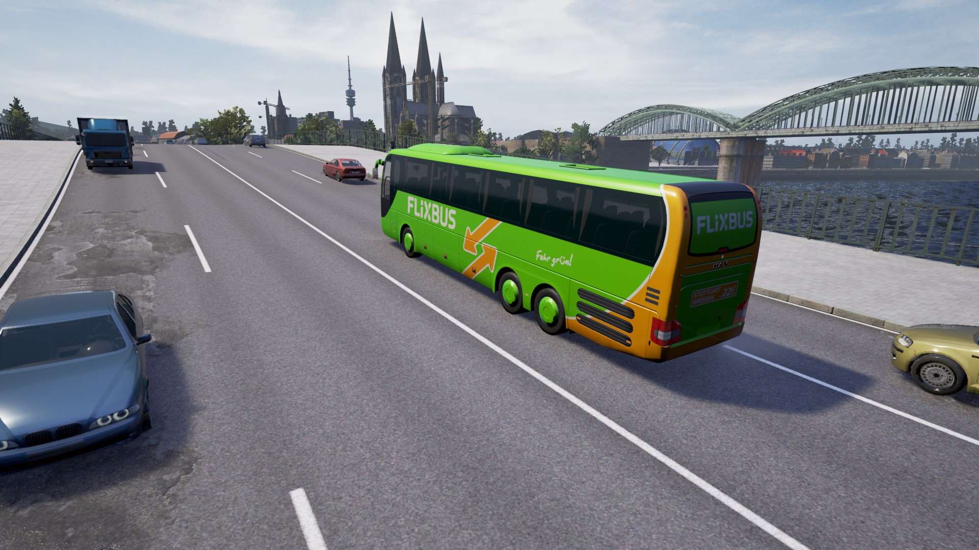 Междугородний автобус едет по дороге в Fernbus Simulator