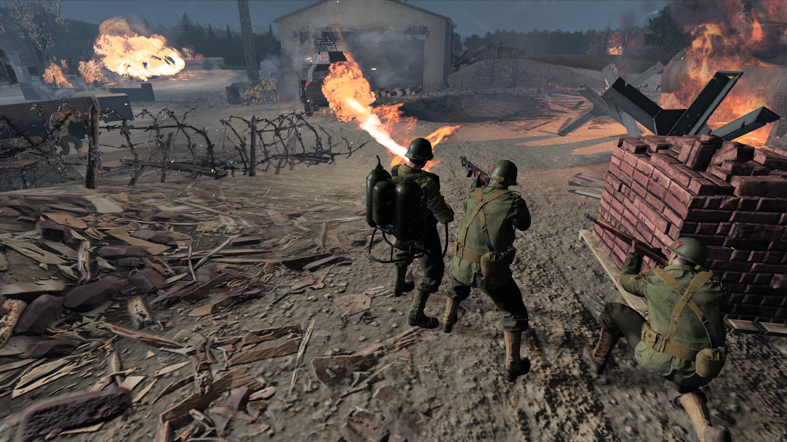 Пехотинцы используют огнемёт среди разрушенных укреплений в Company of Heroes 3