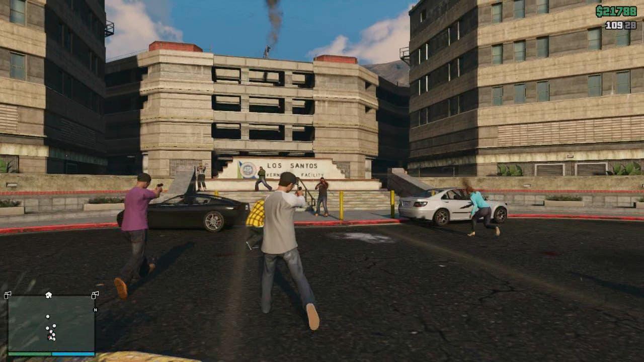 Геймплей GTA Online: вооружённые игроки на улице Лос-Сантоса