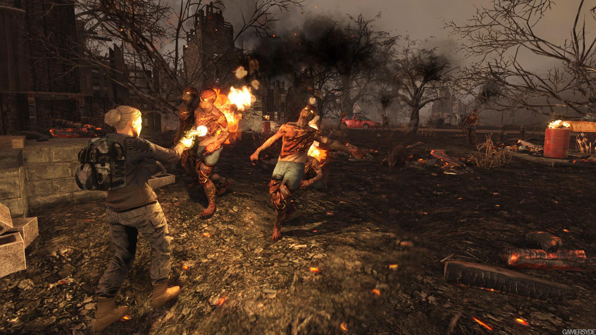 Геймплей 7 Days to Die: бой с зомби в разрушенном поселении