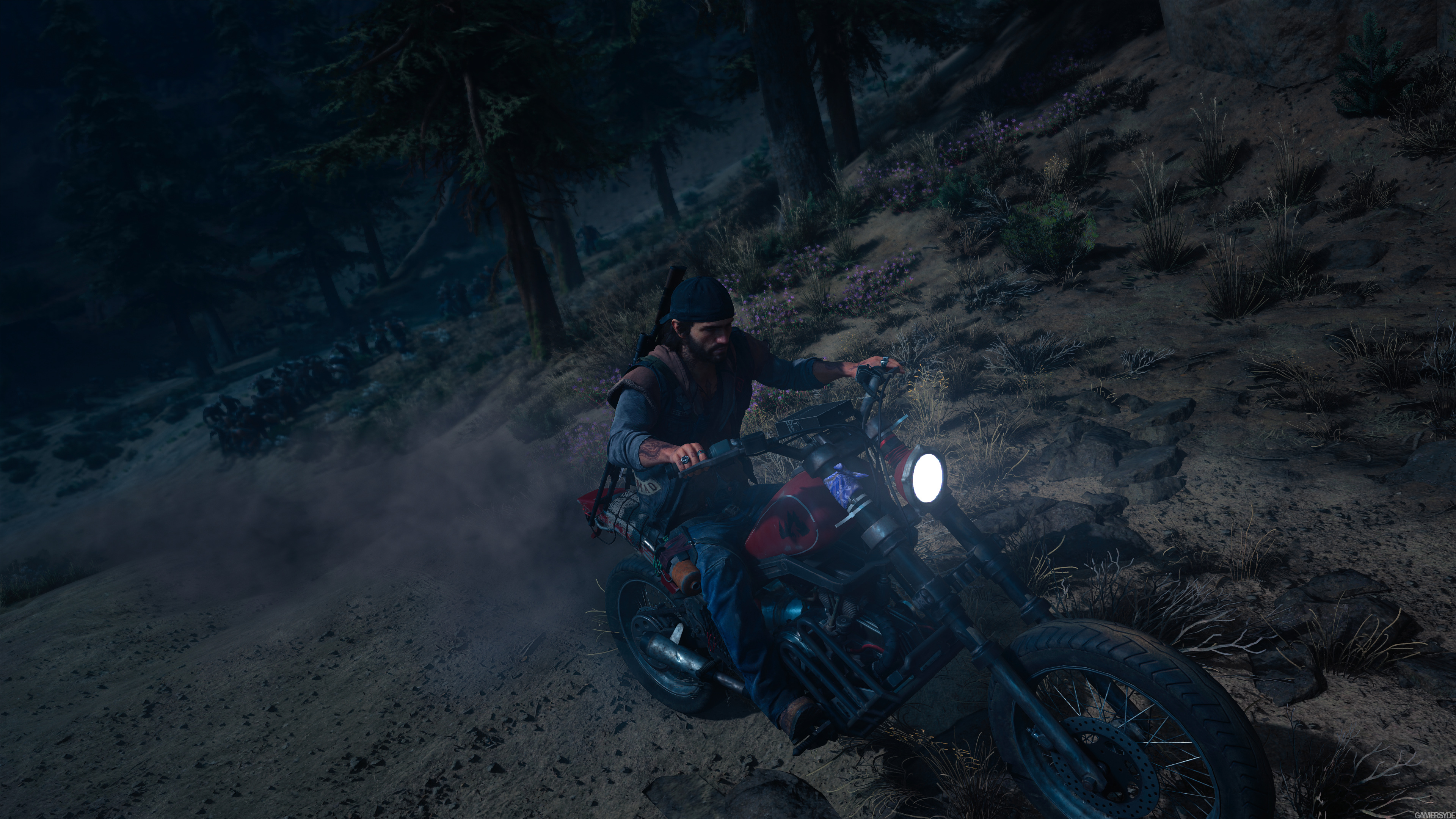Геймплей Days Gone: Дикон едет на мотоцикле через лес