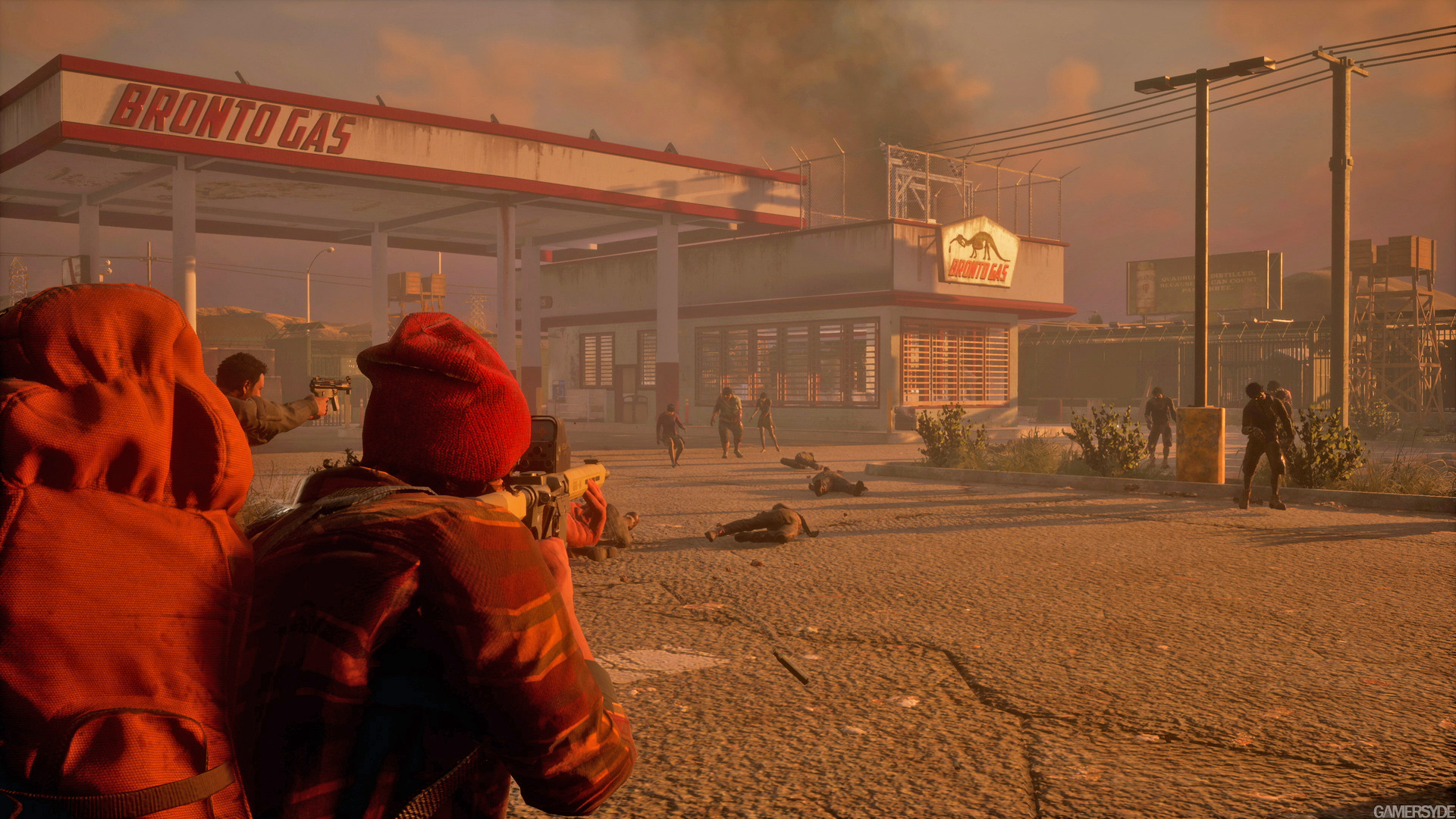 Геймплей State of Decay 2: выжившие сражаются с зомби возле магазина