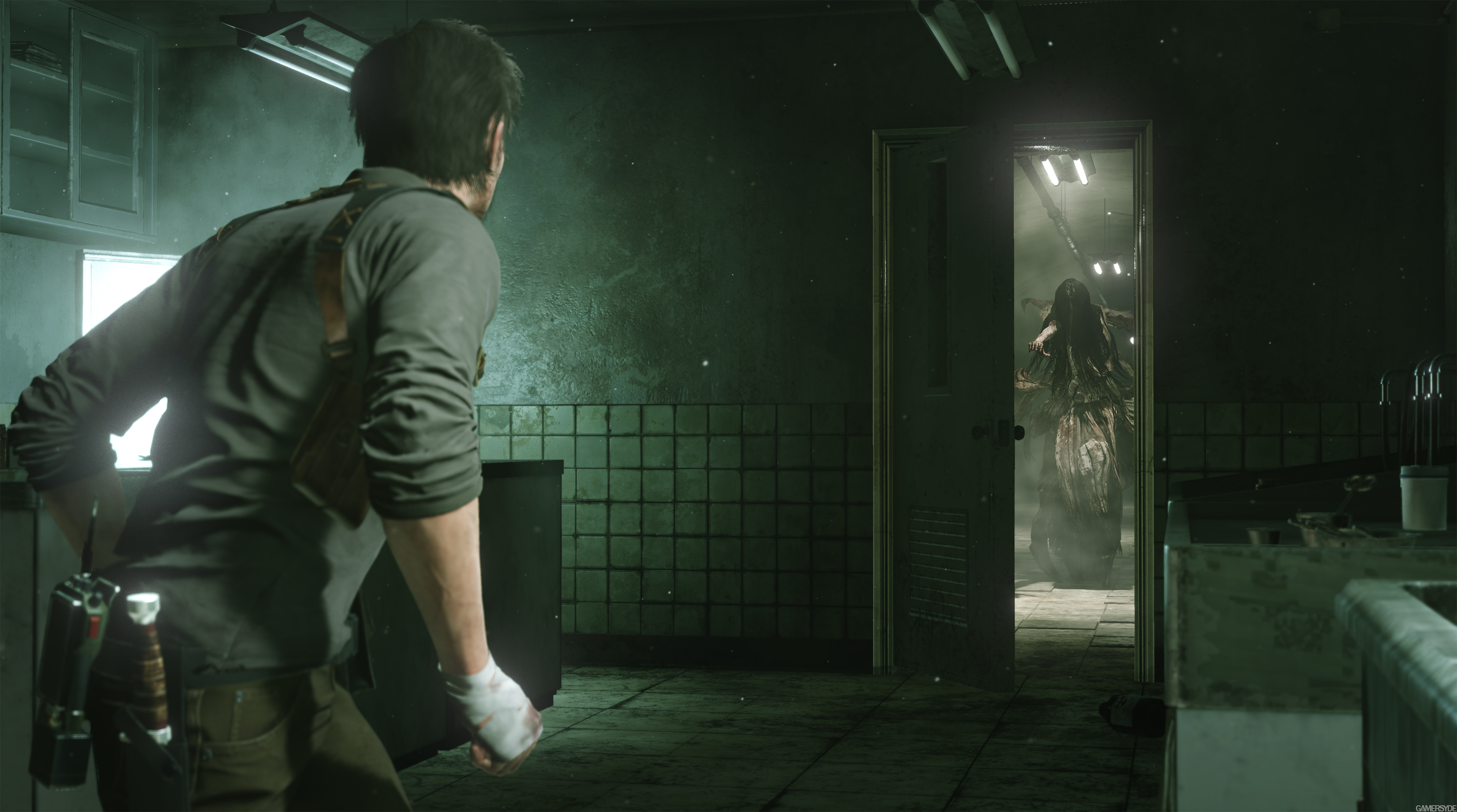 The Evil Within 2: Себастьян исследует тёмное помещение