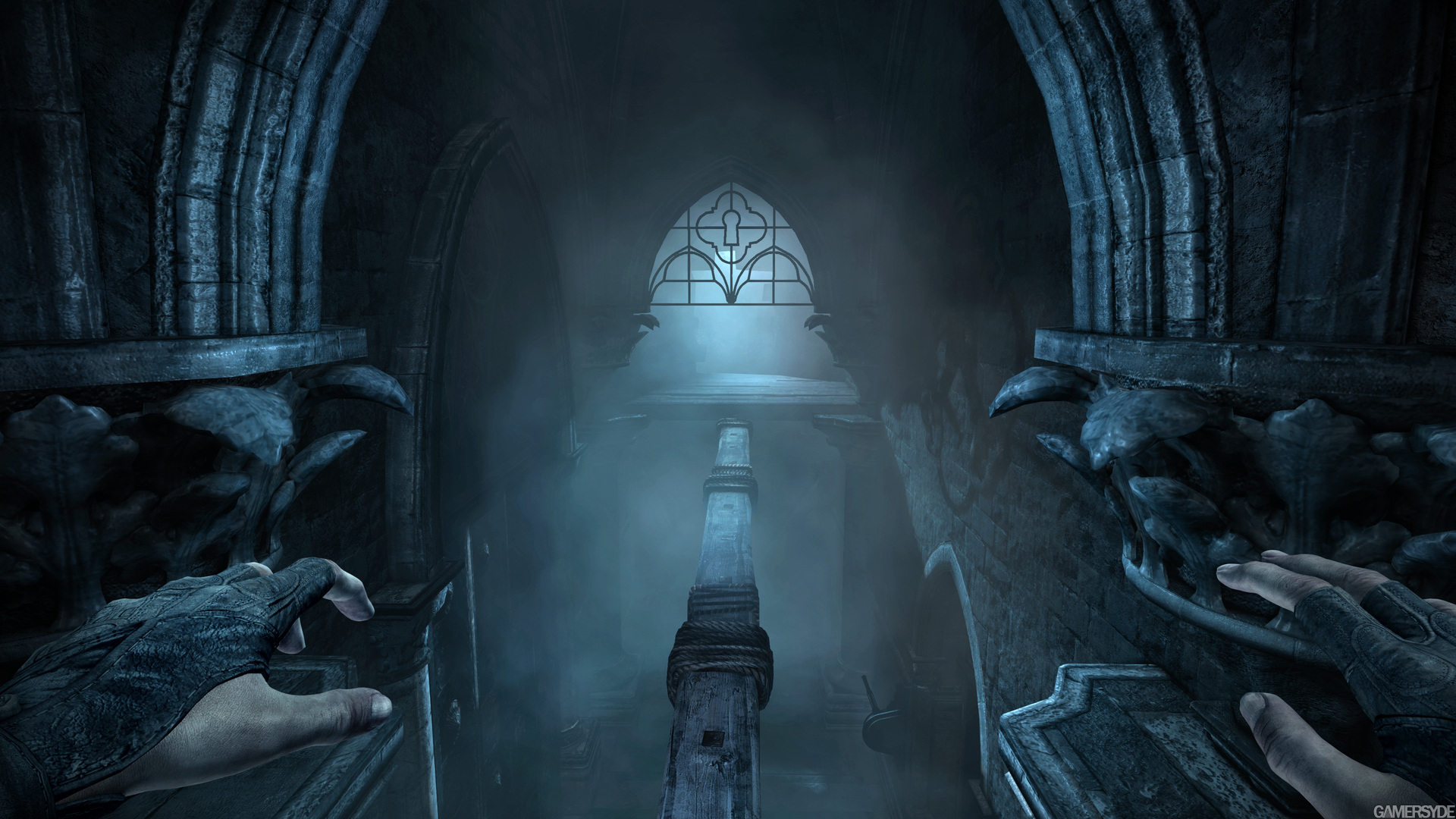 Гаррет пробирается по тёмному помещению в Thief