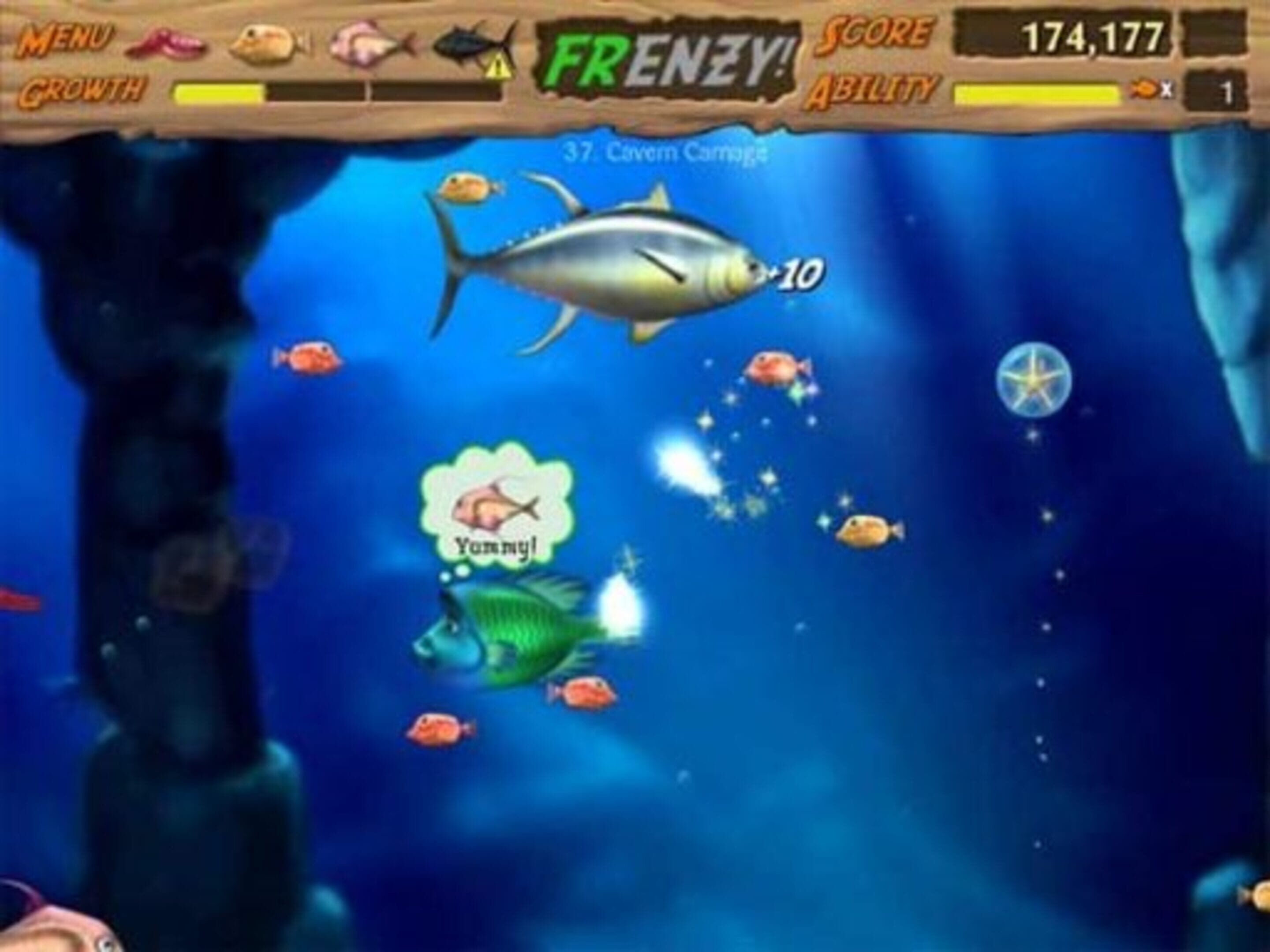 Игровой процесс Feeding Frenzy 2: рыба охотится на меньшую добычу в подводной пещере