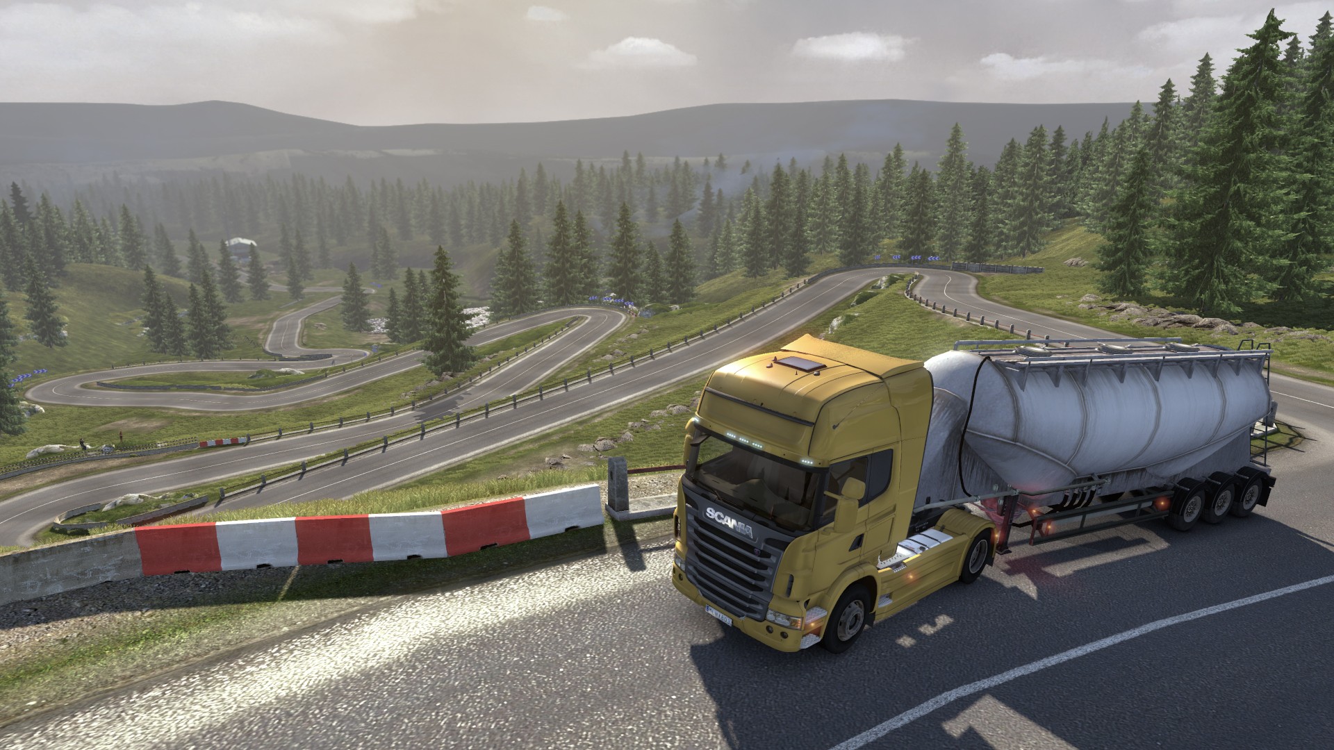 Грузовик Scania с прицепом на извилистой дороге в Scania Truck Driving Simulator