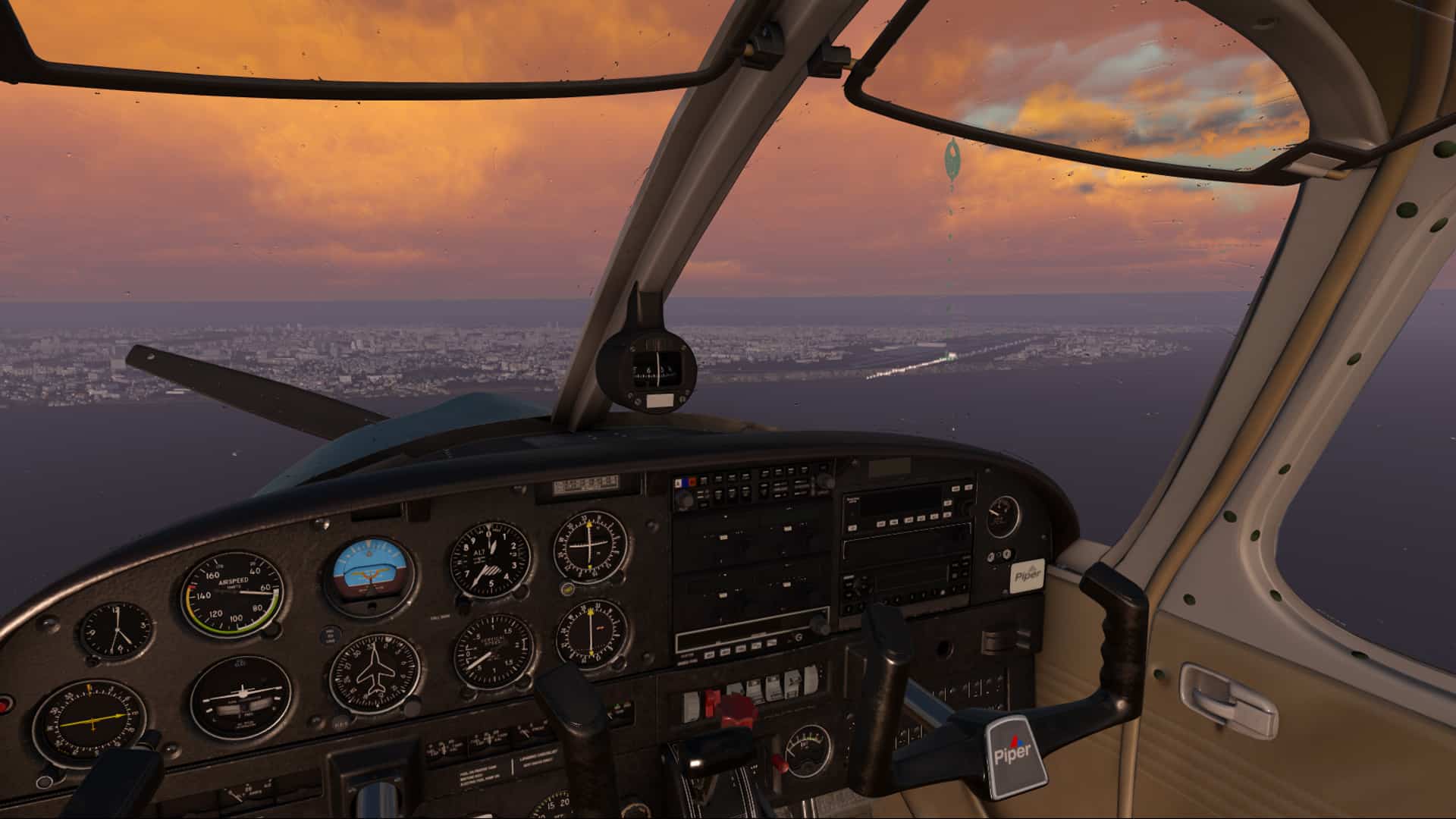 Игровой процесс Flight Sim World: полёт над городом на закате