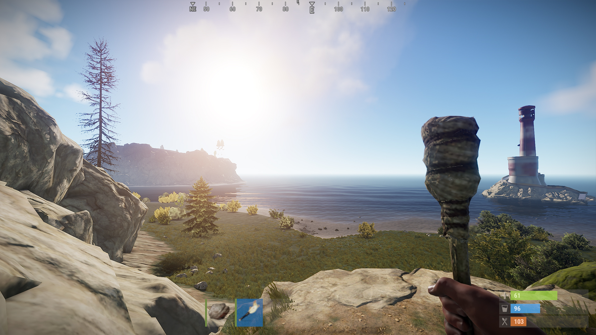 Геймплей Rust: исследование побережья с факелом в руках